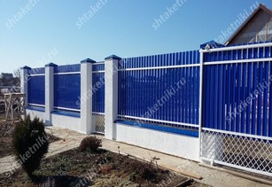 Фото забора из синего штакетника в Брянске